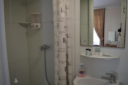 A bathroom at Globe Hotel 