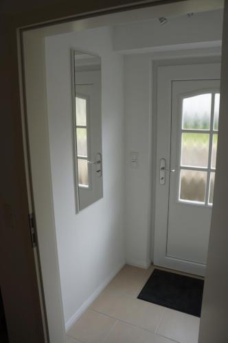 a hallway with a door and a window at gemütliche Ferienwohnung in der Lüneburger Heide in Schneverdingen