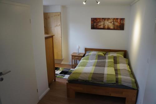 a bedroom with a bed with a checkered blanket at gemütliche Ferienwohnung in der Lüneburger Heide in Schneverdingen