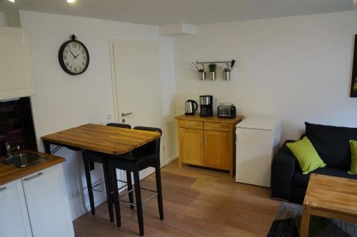 a living room with a table and a kitchen at gemütliche Ferienwohnung in der Lüneburger Heide in Schneverdingen