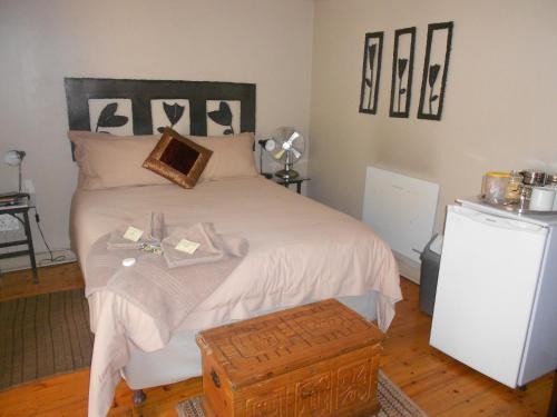 A bed or beds in a room at Die Groen Koei Gastehuis