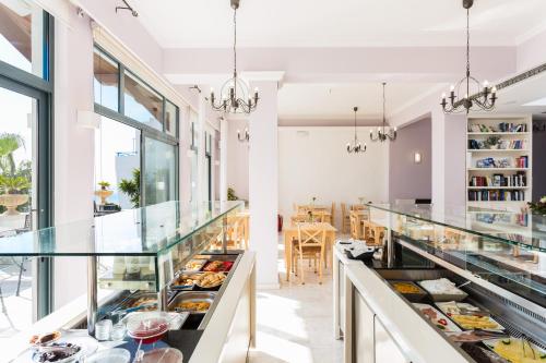 una panadería con una barra de cristal con comida en Palazzo Greco en Agia Galini