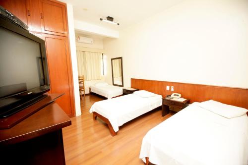 Кровать или кровати в номере Galatas Central Hotel
