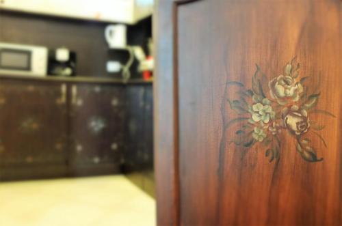 a wooden door with a flower painted on it at Ma-Bebe SPA Suite - Thermal Jacuzzi and Family Comfort in Pchelin