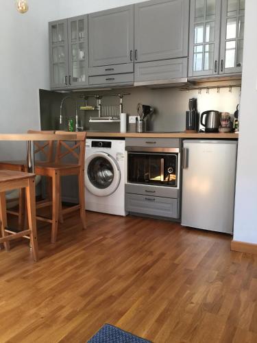 une cuisine avec une machine à laver et une table dans l'établissement Cœur de ville grand-rue Jean Moulin, à Montpellier