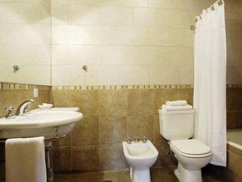 A bathroom at Apart Hotel La Bora