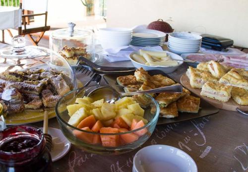 una mesa con un montón de diferentes tipos de comida en Il Giardino delle Rose, en Santa Maria Nuova