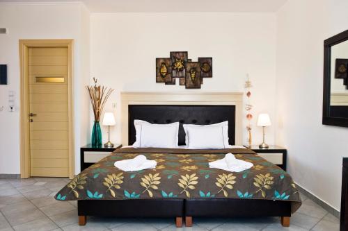 um quarto com uma cama com duas toalhas em Aerolithos em Adamas
