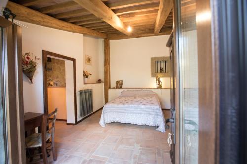 a bedroom with a bed in a room at B&B Podere Legnotorto in Castel del Piano