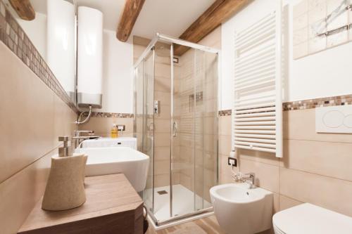 a bathroom with a shower and a sink and a toilet at CA' DE' KOCAI in Venice