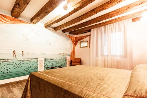 1 dormitorio con 1 cama y una pintura en la pared en CA' DE' KOCAI, en Venecia