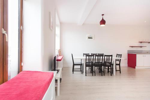 a room with a table and chairs and a kitchen at Garryvoe Beach Homes in Garryvoe
