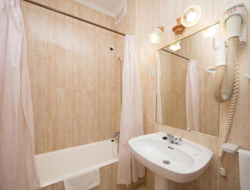 Kylpyhuone majoituspaikassa Hotel Sa Coma