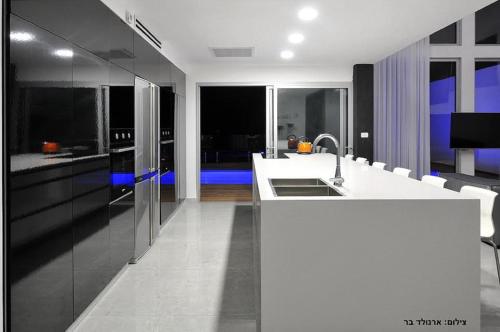 uma cozinha com um lavatório e um balcão em Villa Aqua Boutique em Safed
