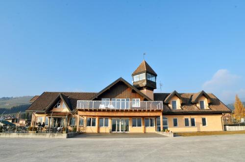 ein großes Gebäude mit einem Uhrturm darüber in der Unterkunft B&B 3409ft Aeroporto in Asiago