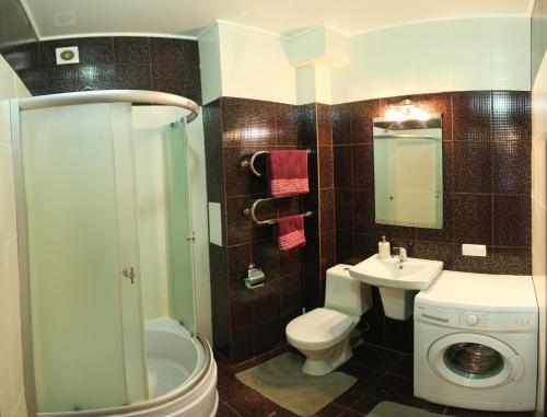 bagno con servizi igienici e lavandino di Apartment Dekabrystiv a Mykolaïv