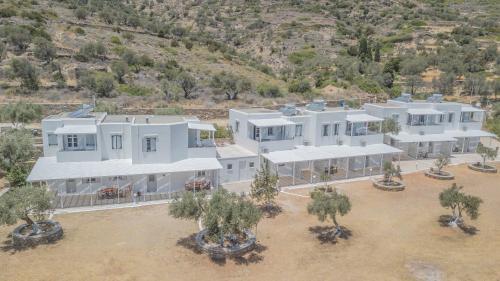 una vista aérea de una gran casa blanca en Ktima Vrisiana en Platis Yialos Sifnos