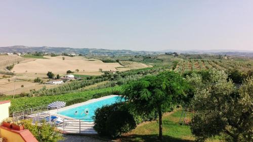 Pogled na bazen v nastanitvi Agriturismo Luggiano oz. v okolici