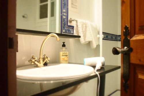 uma casa de banho com um lavatório branco e um espelho. em Privat Hotel Liberty Sitges em Sitges