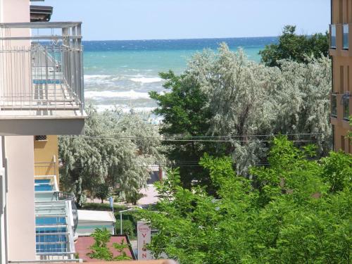 リミニにあるHotel Nivesの建物から海の景色を望めます。