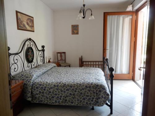 Schlafzimmer mit einem Bett und einem Fenster in der Unterkunft Al Fiume in Arco