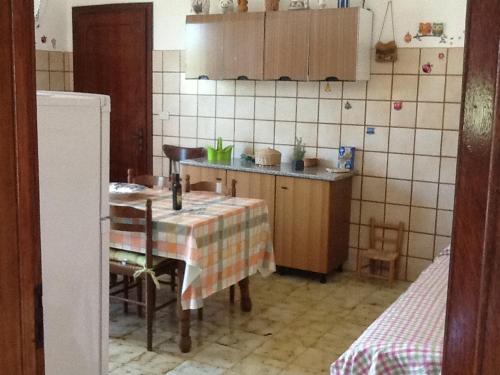 ルッファーノにあるMare Ulivi Tarantaのキッチン(テーブル、テーブル、椅子付)