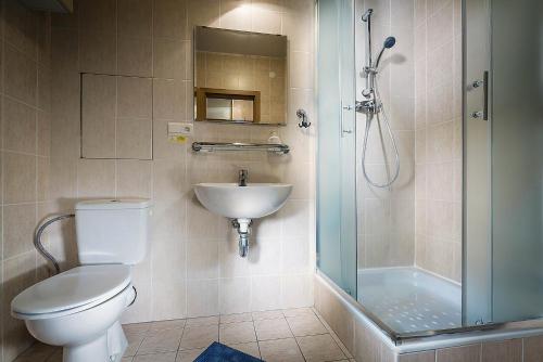 A bathroom at ALMET štúdio 404