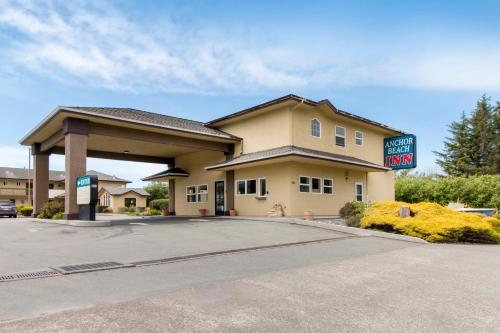 a hotel with a sign in front of a parking lot at Anchor Beach Inn in Crescent City