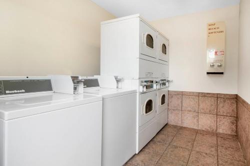 a laundry room with a washer and dryer at Anchor Beach Inn in Crescent City