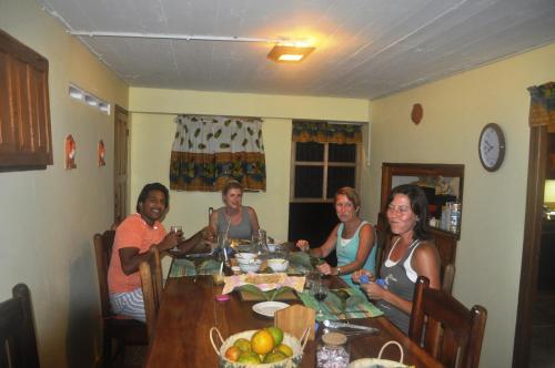 Clients de l'établissement Leatherback Lodge Eco B&B