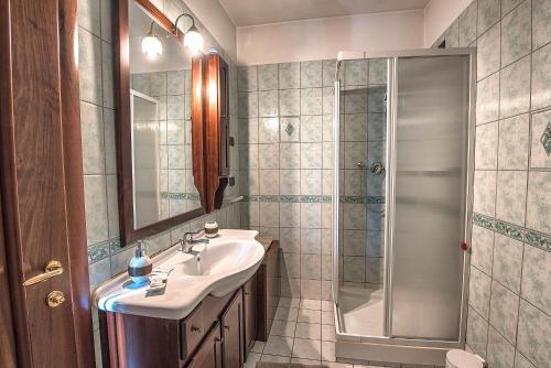 y baño con lavabo y ducha. en Hotel Casa Didé, en San Didero 