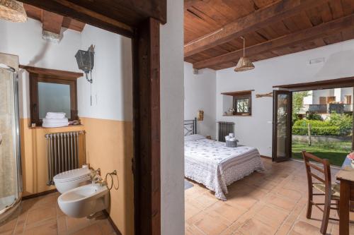 1 dormitorio con 1 cama y lavamanos en una habitación en B&B Podere Legnotorto, en Castel del Piano