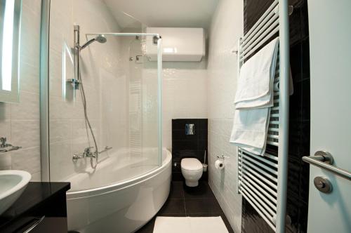 Phòng tắm tại Apartments Mihaela