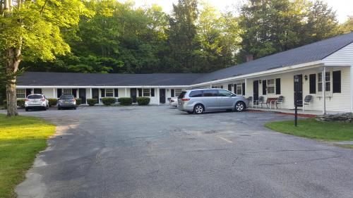 a car parked in a parking lot in front of a building at Franconia Notch Motel in Lincoln
