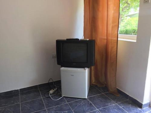 einen Fernseher auf einem weißen Schrank in der Unterkunft Bungalow Eforie Nord in Eforie Nord