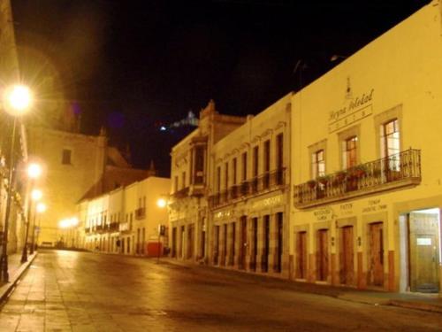El barrio en el que está el hotel o un barrio cercano