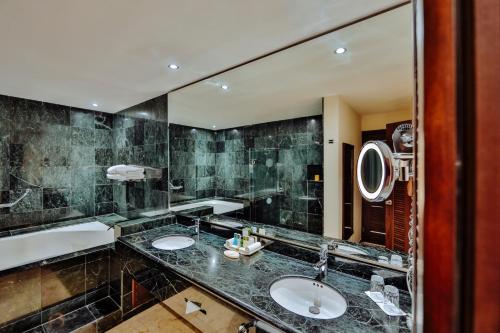 Occidental at Xcaret Destination - All Inclusive tesisinde bir banyo