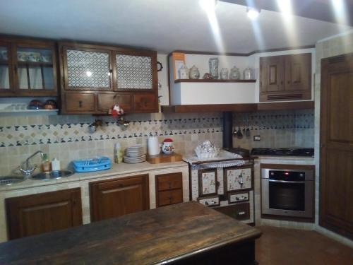 L'Aia di Casa Onestiにあるキッチンまたは簡易キッチン