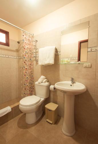 Ένα μπάνιο στο Puerta Sol Inn