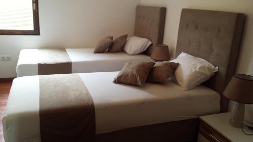 2 camas en una habitación de hotel con 2 camas en Nature Villa Sarajevo, en Rakovica