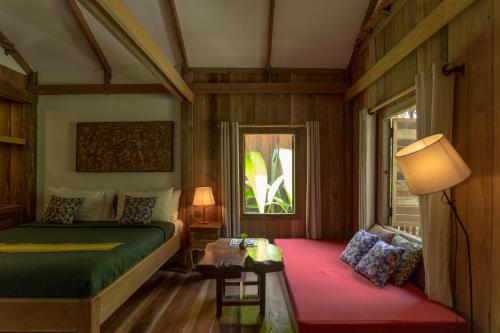 En eller flere senge i et værelse på Isann Lodge