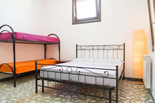 ガリポリにあるFilomarini Gallipoliの窓付きの客室で、二段ベッド2台が備わります。