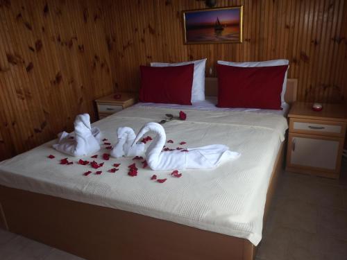 two swans made out of roses on a bed at Hamsilos Apart Hotel in Sinop