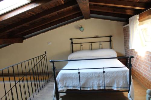 テッラチーナにあるCasa Azzurraのベッドルーム(ベッド付)1室(屋根裏部屋)