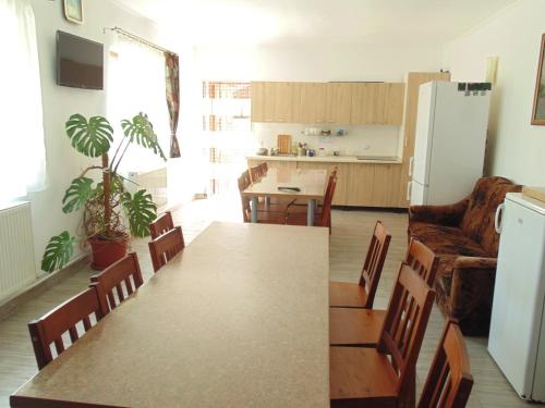 a kitchen and dining room with a table and chairs at Eden Maison in Slănic-Moldova