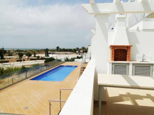 una vista dal balcone di una casa con piscina di Pérola do Oceano a Manta Rota