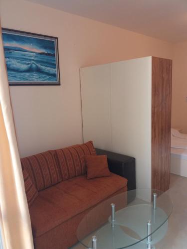Ruang duduk di Golden Sea View Apartments