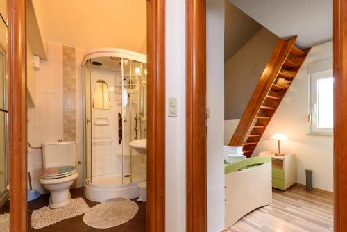 Un baño de Holiday Home Oasis Hyllis