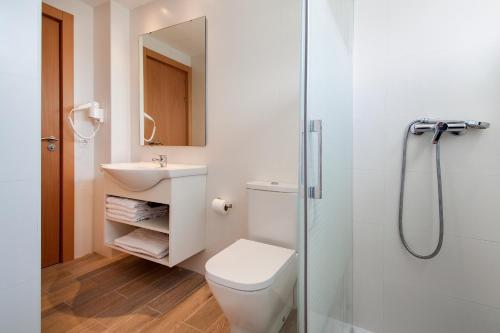 La salle de bains est pourvue de toilettes, d'un lavabo et d'une douche. dans l'établissement Apartamentos Sol y Vera, à Magaluf