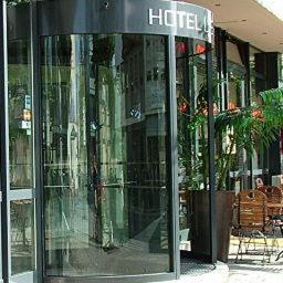 a hotel sign on the side of a building at L'Escala in Dreieich